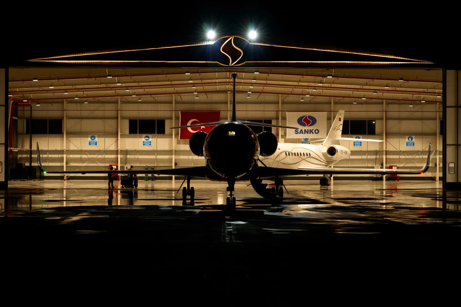 Super Air uçağı SANKO hangarı önünde
